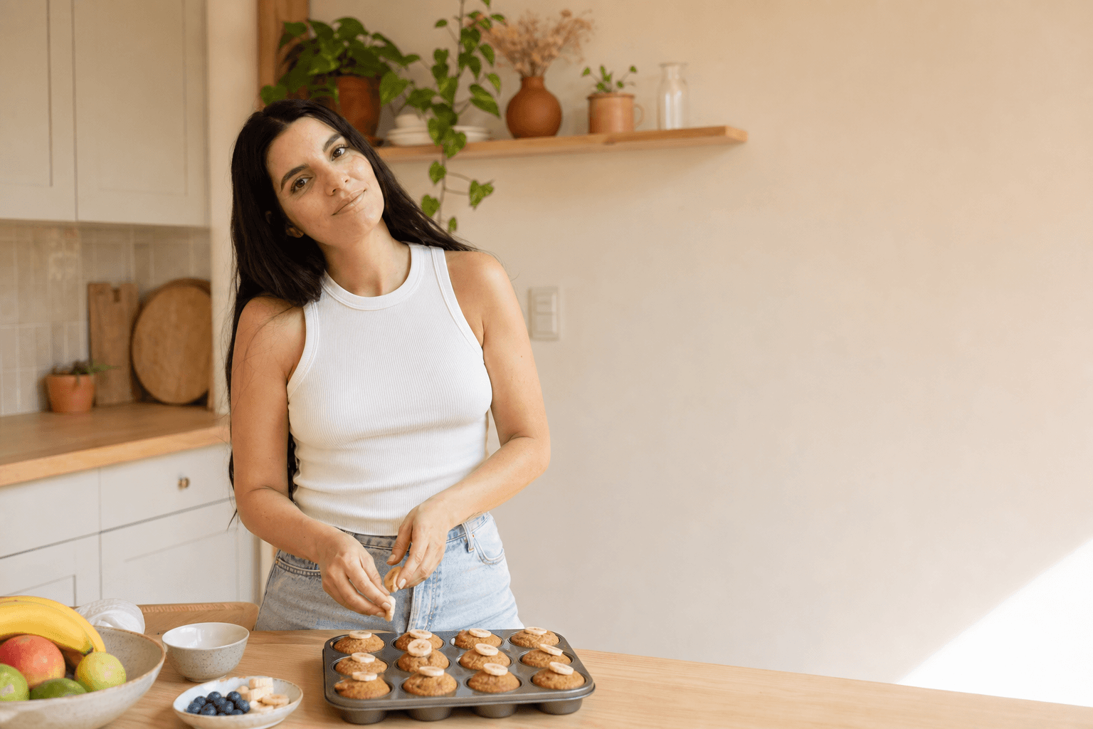 Candela Bulacio preparando muffins en una cocina luminosa