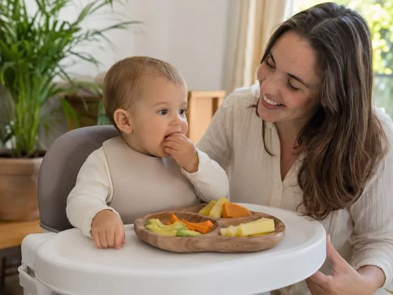 Familia compartiendo una merienda Tuti Fruti